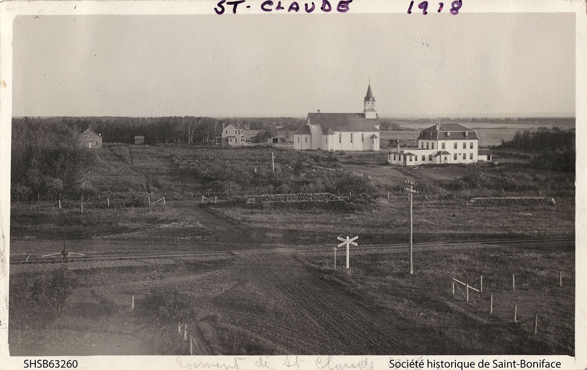 Couvent et église de Saint-Claude, Manitoba en 1918 - SHSB63260