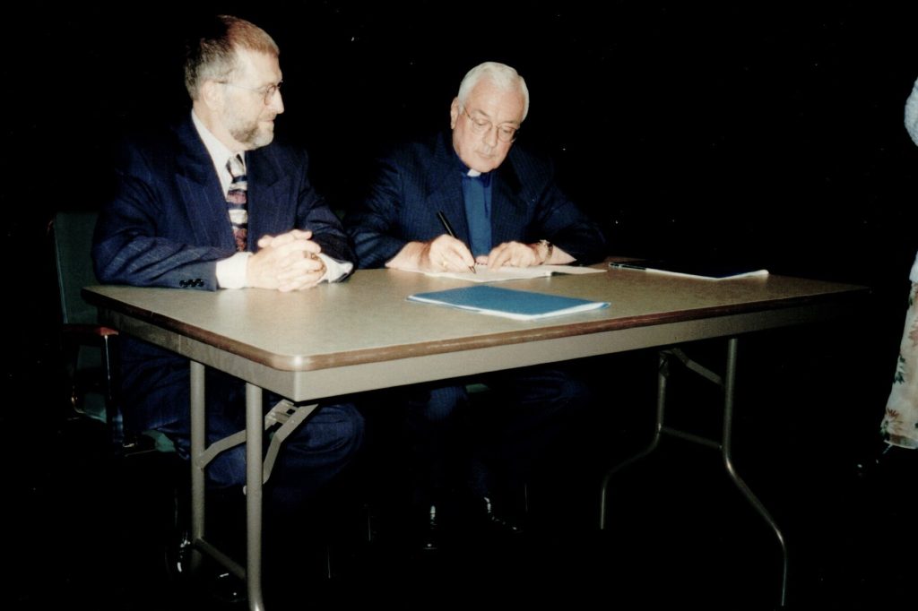 Signature du contrat de l’archidiocèse, Henri Grimard et l’abbé Georges Damphousse. Archives de la SHSB, Fonds SHSB, SHSB 100100