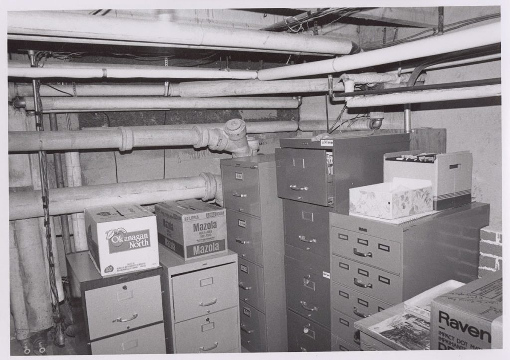 Photographie de l’espace au sous-sol du Grand Séminaire où étaient entreposées les boîtes et classeurs d’archives de Mgr Maurice Baudoux. Archives de la SHSB, Fonds La Liberté, SHSB 99923